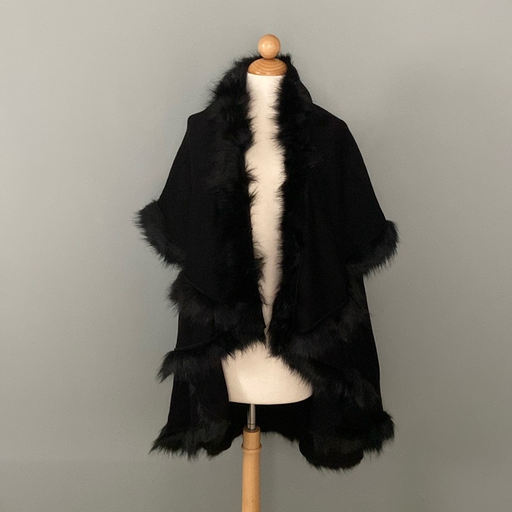 Soft Surroundings Kamaria Wrap with Faux Fur Yrims